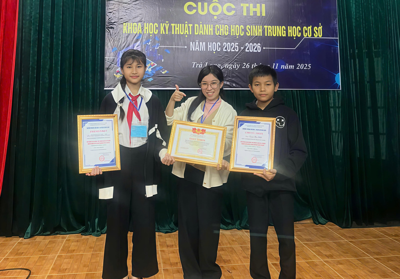 Cô Thúy Quỳnh luôn đồng hành cùng học sinh trên mọi chặng đường. Ảnh: Diễm Phúc