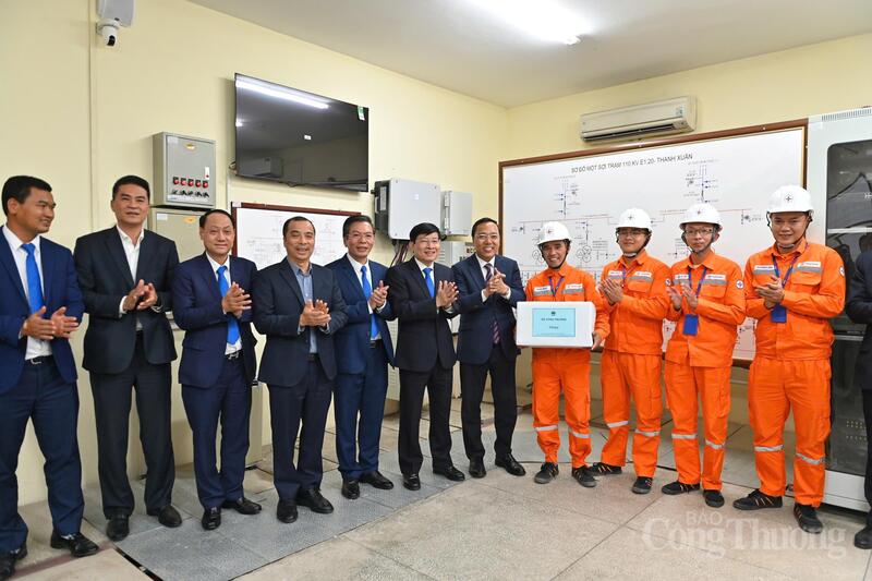Đoàn công tác của Bộ Công Thương trao quà cho đơn vị trực bảo đảm cung ứng điện cho Đại hội XIV của Đảng và tết Nguyên đán 2026.