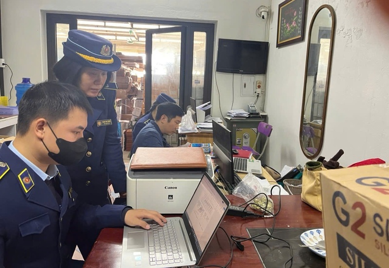 Đội trưởng Đội Quản lý thị trường số 2 đã xử phạt Công ty TNHH THHOME Việt Nam tổng số tiền là 25 triệu đồng. Ảnh: QLTT Thanh Hóa.