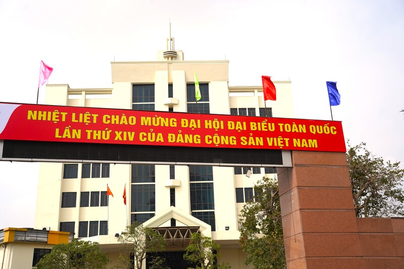 Trụ sở các cơ quan treo băng rôn chào mừng Đại hội Đảng. Ảnh: Mai Liễu