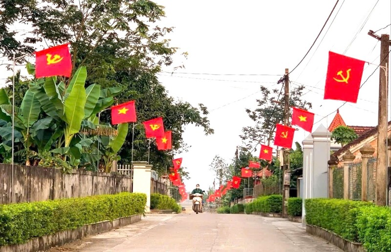 Ở khu vực nông thôn, các đường làng, nhà văn hoá khối xóm, trụ sở các cơ quan, đơn vị đều rợp sắc đỏ tươi vui chào mừng Đại hội.  Ảnh: Mai Liễu