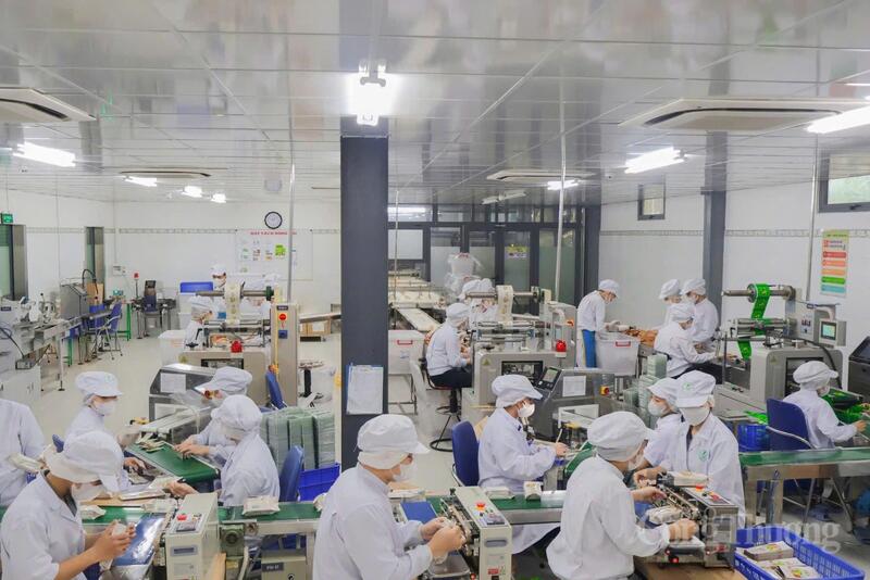 Không khí sản xuất tại nhiều cơ sở sản xuất sản phẩm công nghiệp nông thôn tiêu biểu TP. Đà Nẵng những ngày này khẩn trương khi đơn hàng ghi nhận tăng mạnh.