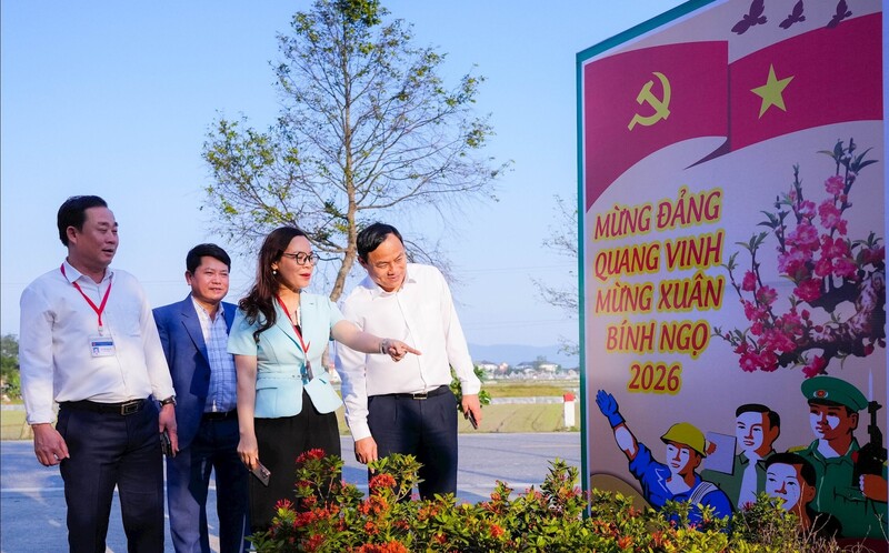 Đoàn công tác của Ban Tuyên giáo và Dân vận tỉnh Nghệ An nắm bắt tình hình  triển khai công tác tuyên truyền, cổ động trực quan chào mừng Đại hội đại biểu toàn quốc lần thứ XIV của Đảng trên địa bàn tỉnh. Ảnh: Thanh Lê