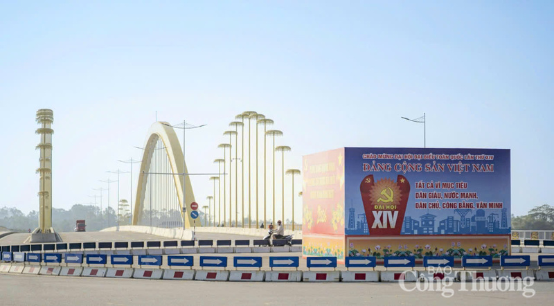 Trang trí, cổ động về Đại hội lần thứ XIV tại vòng xuyến cầu Nguyễn Hoàng qua sông Hương