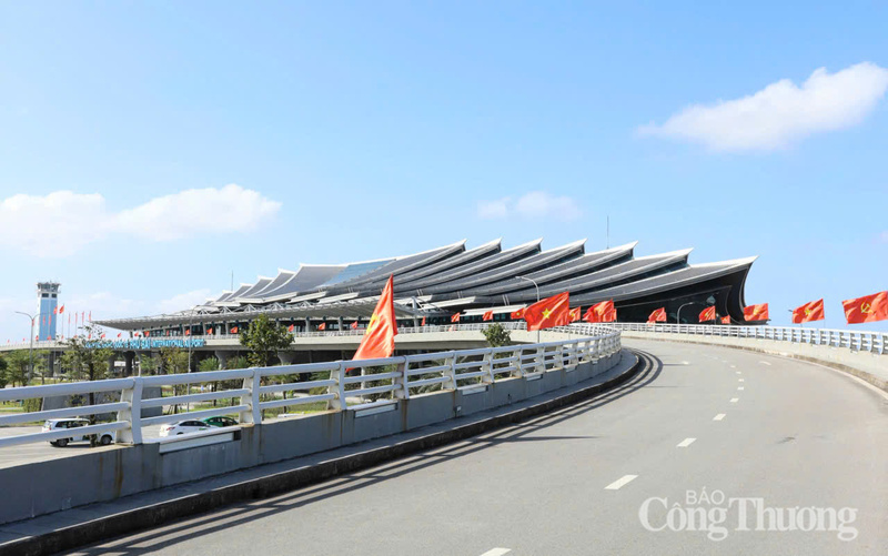 Rợp bóng cờ Tổ quốc, cờ Đảng tại cảng hàng không quốc tế Phú Bài