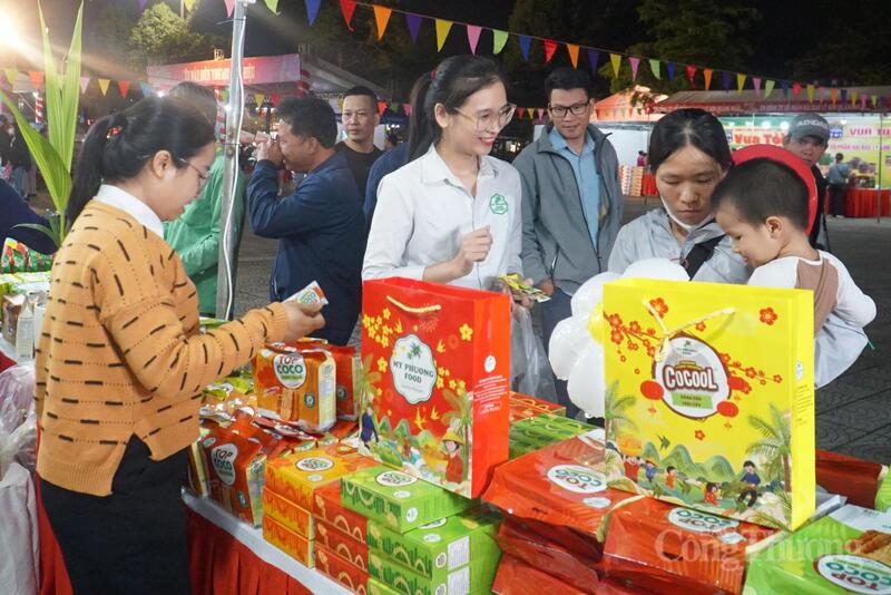 Song song sản xuất, các cơ sở sản xuất sản phẩm công nghiệp nông thôn tiêu biểu TP. Đà Nẵng tích cực tham gia các chương trình xúc tiến thương mại, bán hàng bình ổn để tăng doanh thu, tăng sức mua.