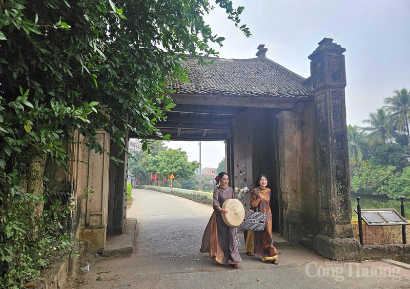 Làng cổ Đường Lâm, Hà Nội còn được bảo lưu khá nguyên vẹn cấu trúc không gian, kiến trúc và nếp sinh hoạt truyền thống của vùng xứ Đoài thu hút đông đảo khách du lịch.