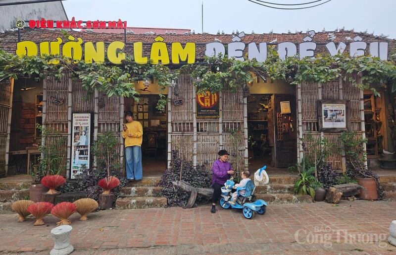 Một cơ sở kinh doanh trong không gian làng cổ.