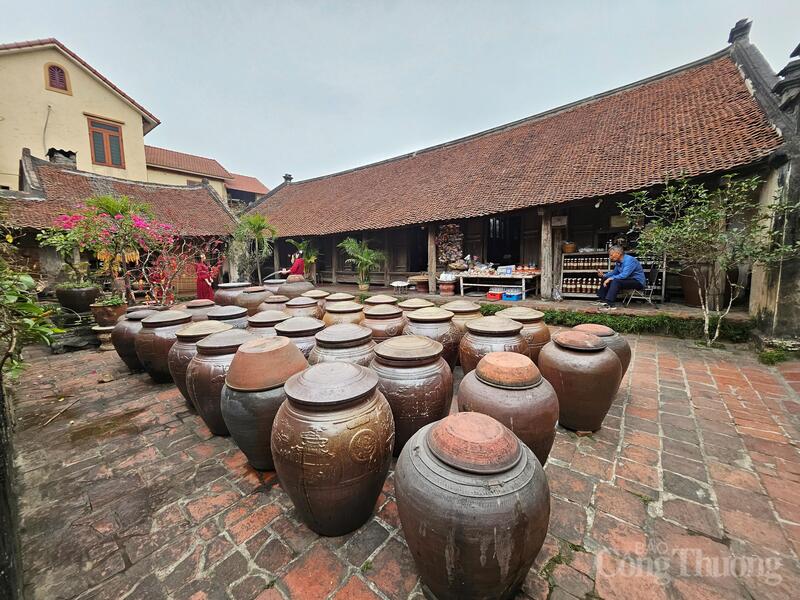 Một cơ sở sản xuất sản phẩm tương truyền thống tại làng cổ.