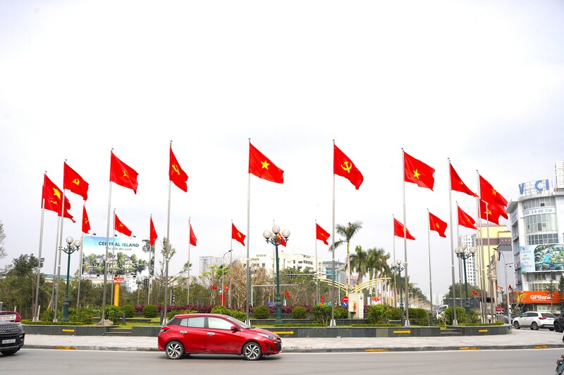 Trên các tuyến đường, vòng xuyến, ngã tư, sắc đỏ phấp phới giữa bầu trời. Ảnh: Mai Liễu