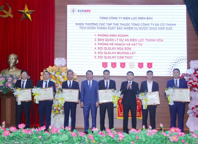 Khen thưởng các tập thể thuộc tổng công ty có thành tích hoàn thành xuất sắc nhiệm vụ năm 2025. Ảnh: Hùng Mạnh