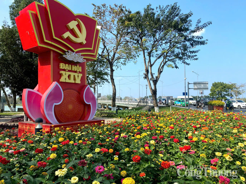 Trước thềm Đại hội đại biểu toàn quốc lần thứ XIV của Đảng, thành phố Huế rợp cờ hoa, thể hiện sự trang trọng cho sự kiện chính trị của đất nước.