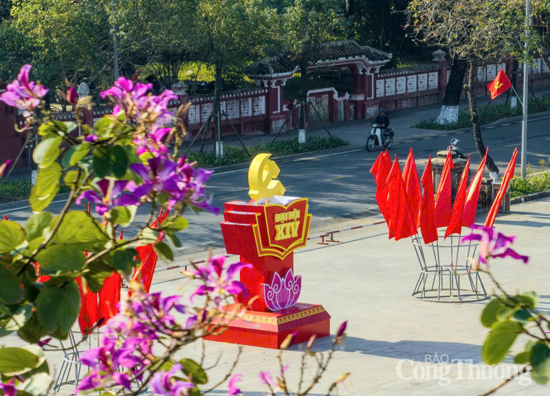 Hệ thống pano, cụm cổ động được trang trí đồng bộ, nổi bật với các khẩu hiệu chào mừng Đại hội XIV của Đảng tại TP. Huế
