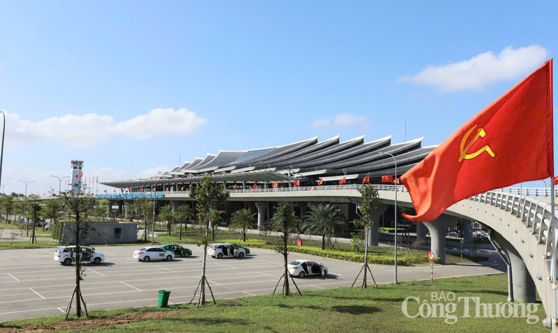 Cờ được trang hoàng lộng lẫy, tung bay trên đường dẫn lên nhà ga sân bay quốc tế Phú Bài