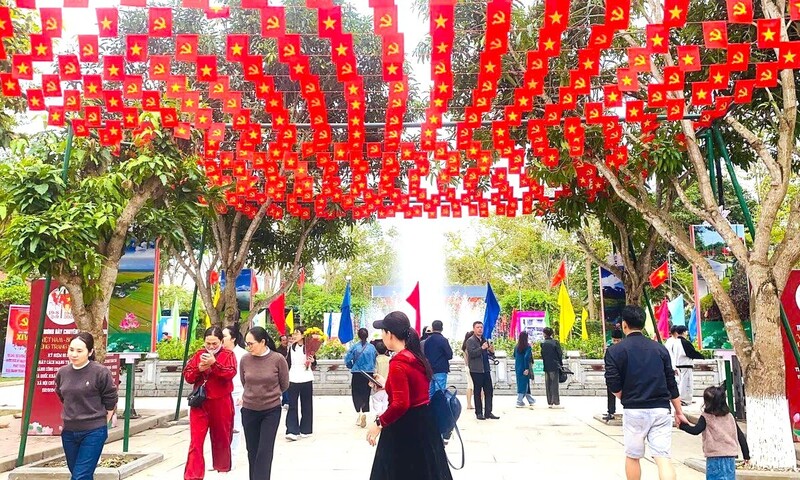 Khu di tích Quốc gia đặc biệt Kim Liên đã sớm trang trí cờ hoa, pano, áp phích chào mừng Đại hội lần thứ XIV của Đảng. Đông đảo du khách về thăm quê Bác trong những ngày đầu năm đã chụp ảnh lưu niệm trong không gian vui tươi, rực rỡ.  Ảnh: Mai Liễu