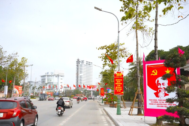 Không khí rực rỡ trên các tuyến đường, tạo niềm vui và thu hút sự quan tâm của nhân dân vào sự kiện chính trị trọng đại của đất nước.  Ảnh: Mai Liễu