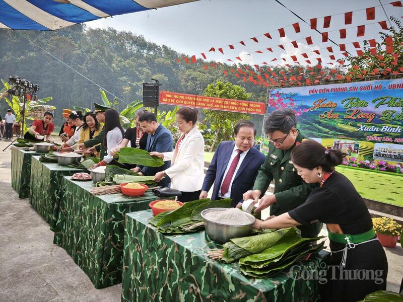 Lãnh đạo HĐND, UBND tỉnh cùng các cán bộ, chiến sĩ Biên phòng tỉnh Lai Châu tham gia gói bánh chưng Tết cùng bà con nhân dân xã Khổng Lào.