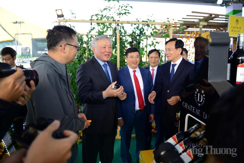 Ủy viên Bộ Chính trị, Phó Thủ tướng Thường trực Chính phủ Nguyễn Hoà Bình tham quan các sản phẩm OCOP, sản phẩm đặc trưng tại tỉnh Lâm Đồng. Ảnh: Lê Sơn