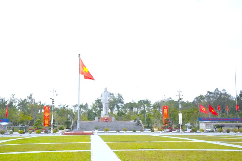 Quảng trường Hồ Chí Minh rực rỡ cờ hoa. Ảnh: Mai Liễu