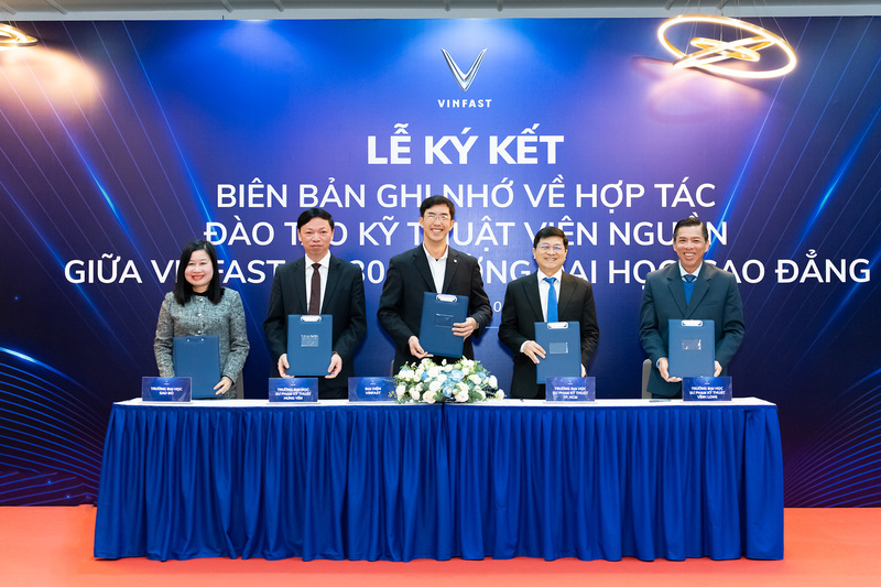 Lễ ký kết thỏa thuận của VinFast với 30 trường đại học, cao đẳng chuyên ngành kỹ thuật trên cả nước. Ảnh: Vinfast