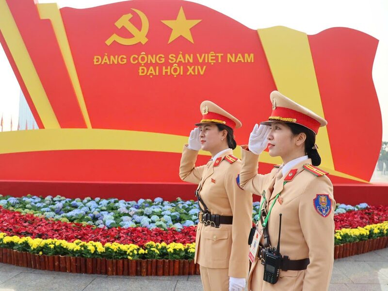 Nữ Cảnh sát giao thông tham gia công tác hướng dẫn, đảm bảo an toàn giao thông Đại hội XIV của Đảng. Ảnh: Cục Cảnh sát giao thông