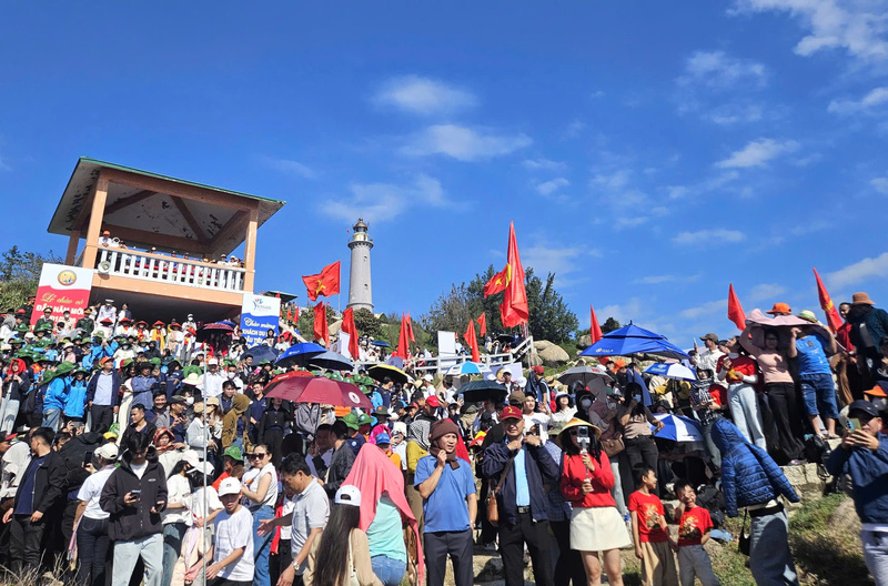 Đông đảo người dân, du khách có mặt tham gia Lễ chào cờ tại Mũi Đại Lãnh (Mũi Điện). Ảnh: Tường Quân