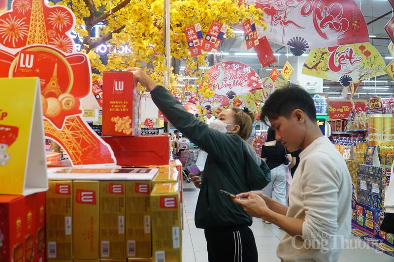 Nguồn hàng hóa tại các siêu thị dồi dào, giá cả ổn định.