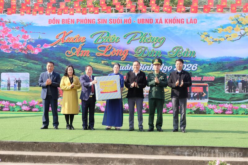 Lãnh đạo HĐND, UBND, Bộ đội Biên phòng tỉnh Lai Châu trao quà cho chính quyền địa phương và nhân dân xã Khổng Lào.