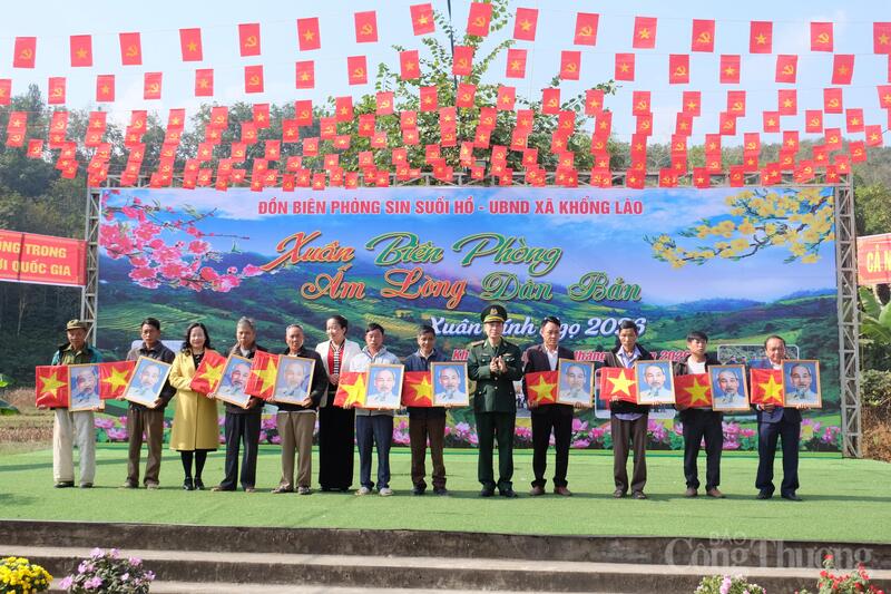 Phó Chủ tịch HĐND tỉnh Tẩn Thị Quế; Đại tá Nguyễn Văn Hưng, Bí thư Đảng ủy, Chính ủy Bộ Chỉ huy BĐBP tỉnh Lai Châu trao cờ Tổ quốc và ảnh Bác Hồ cho người dân xã Khổng Lào.