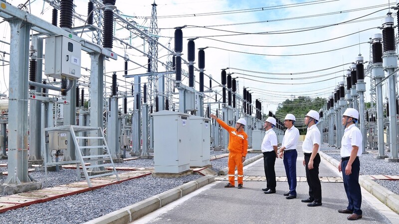 Lãnh đạo EVNNPC kiểm tra hiện trường dự án trước khi bàn giao đóng điện