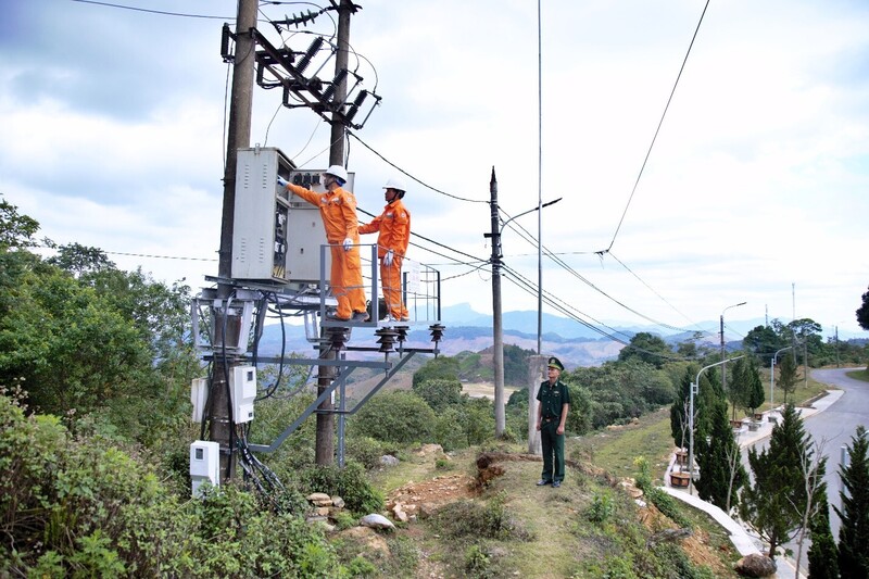 Cán bộ, công nhân viên EVNNPC phối hợp với lực lượng Bộ đội Biên phòng kiểm tra lưới điện, đảm bảo cung cấp điện an toàn, liên tục tại các địa bàn miền núi, biên giới.
