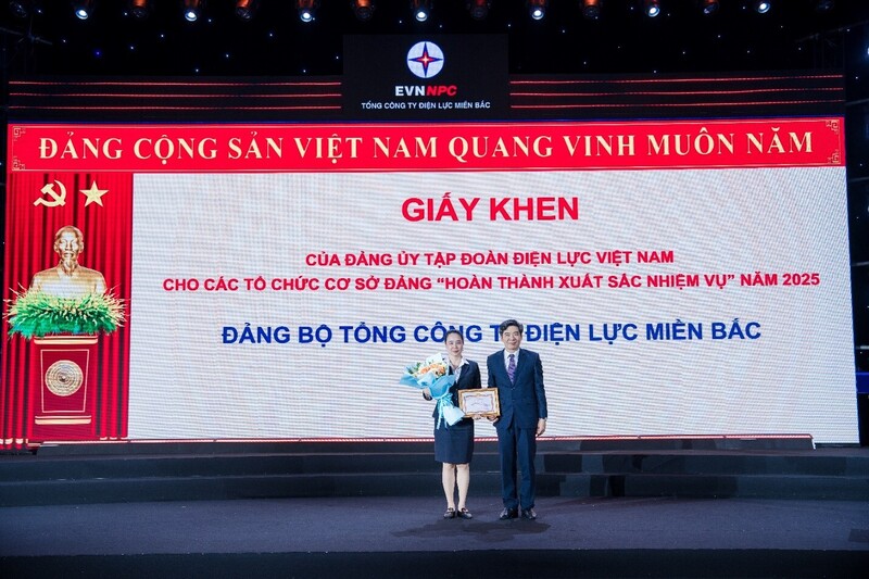 Đồng chí Nguyễn Hữu Tuấn - Phó Bí thư thường trực Đảng ủy EVN trao Giấy khen cho Đảng bộ EVNNPC đạt danh hiệu "Hoàn thành xuất sắc nhiệm vụ" tiêu biểu năm 2025.