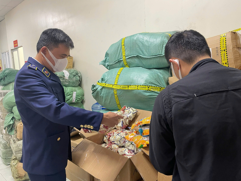 Đoàn kiểm tra Đội Quản lý thị trường số 15 kiểm đếm, phân loại hàng hóa vi phạm.