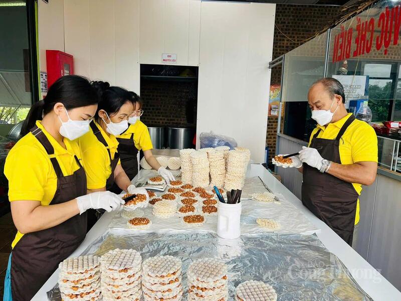 Cơ sở sản xuất kẹo cu đơ Hà Tĩnh tất bật chuẩn bị sản phẩm trưng bày tại Hội chợ Mùa Xuân. Ảnh: Phúc Sơn