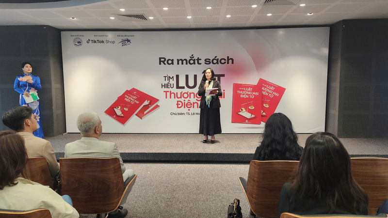 Phó Giám đốc Nhà xuất bản Công Thương Trần Thị Thu Hằng giới thiệu cuốn sách ‘Tìm hiểu Luật Thương mại điện tử’.