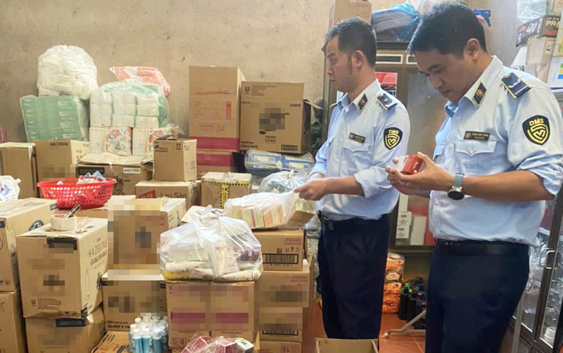 Lực lượng Quản lý thị trường Đắk Lắk kiểm tra điểm kinh doanh trên địa bàn. Ảnh: Vũ Long