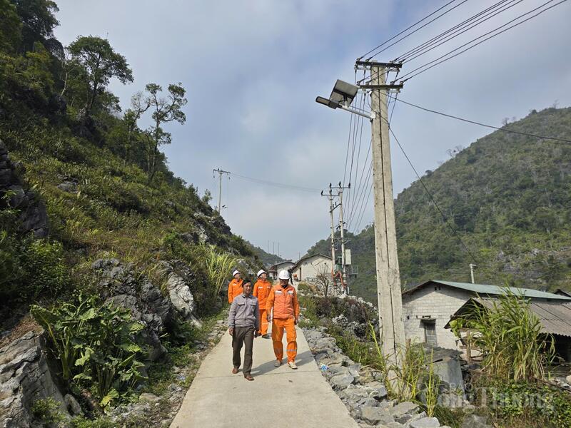 Người dân thôn Nhìa Lũng Phìn (Sùa Lủng) tết này đã có điện, người dân phấn khởi kỳ vọng vào sự phát triển của quê hương mình trong giai đoạn tới.