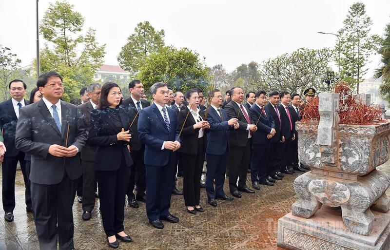 Các đại biểu dâng hương tại Đền thờ Chủ tịch Hồ Chí Minh.