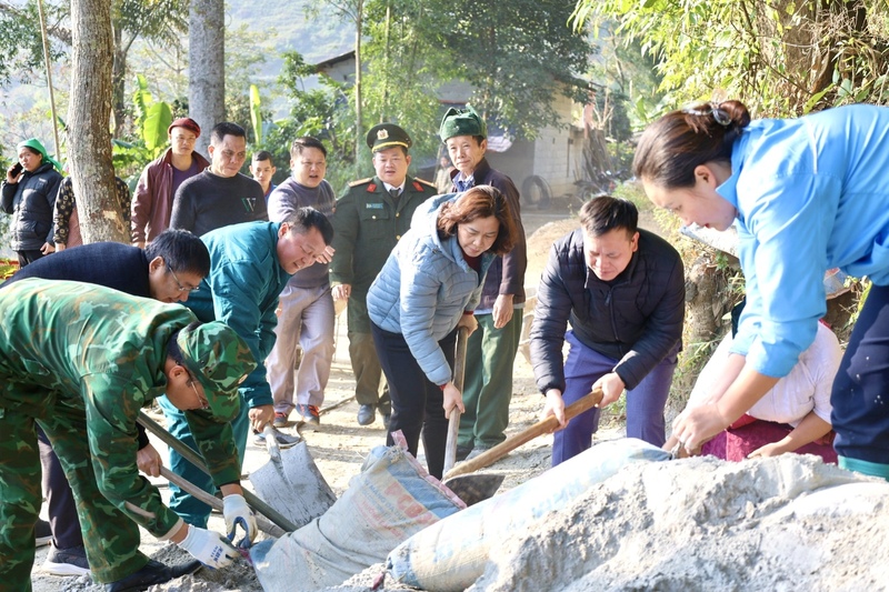 Ngay những ngày đầu tháng 1/2026, chính quyền và các tổ chức chính trị, xã hội của Đồng Văn đã phát động phong trào toàn dân tham gia làm đường bê tông nông thôn. Ảnh. Triệu Nghị/TTDVC Đồng Văn