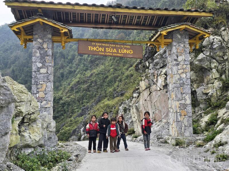 Trẻ em thôn Nhìa Lũng Phìn (Sùa Lủng) tung tăng trên con đường bê tông mới được đầu tư xây dựng theo chương trình mục tiêu quốc gia