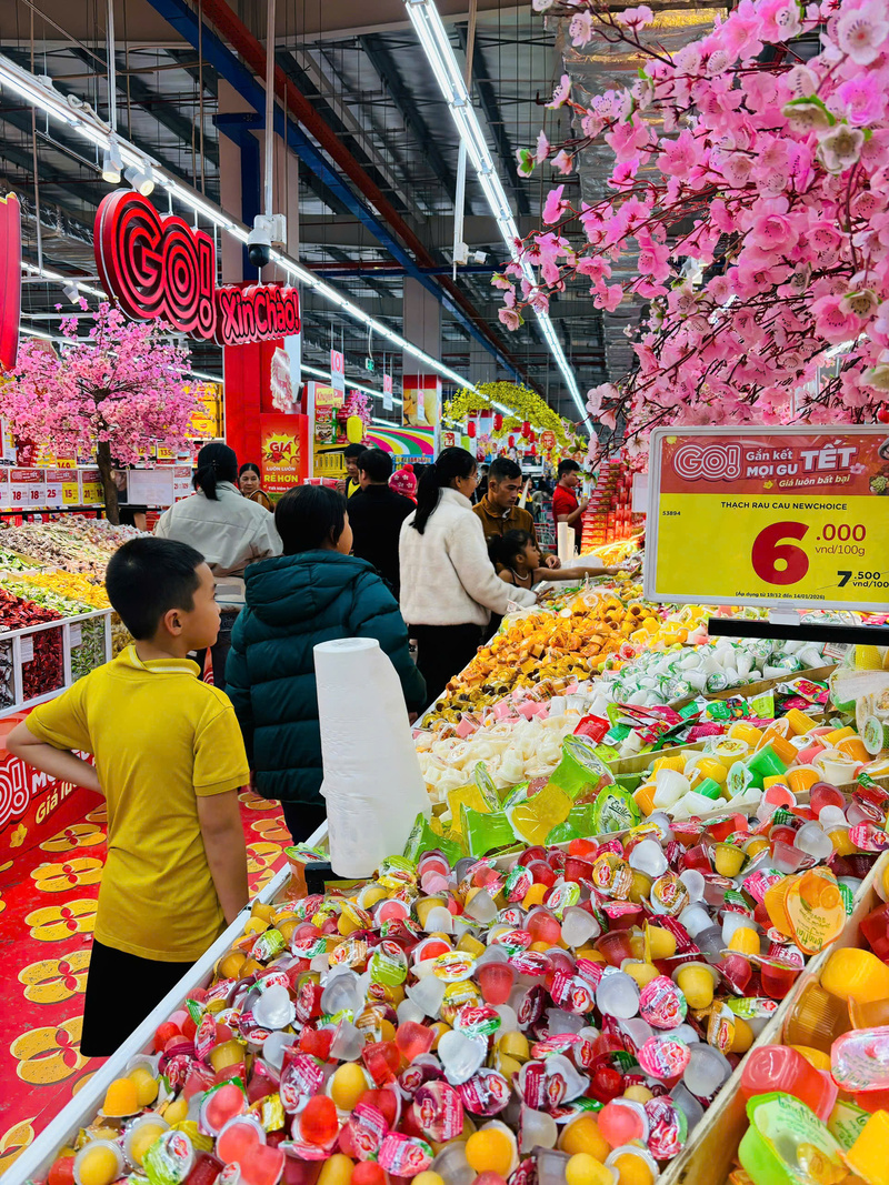 Các mặt hàng phong phú được dự trữ, sẵn sàng phục vụ người dân. Ảnh: Nguyễn Dương