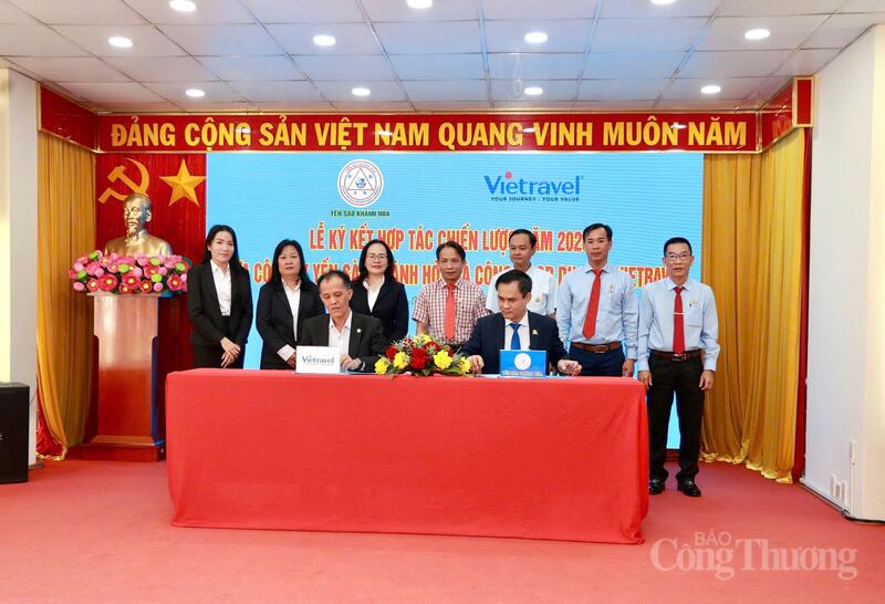 Đại diện lãnh đạo hai công ty ký biên bản hợp tác. Ảnh: Lê Sơn