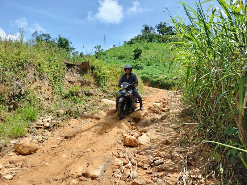 Hệ thống đường giao thông ở đây chưa được đầu tư nên việc đi lại khó khăn. Ảnh: Nguyễn Dương