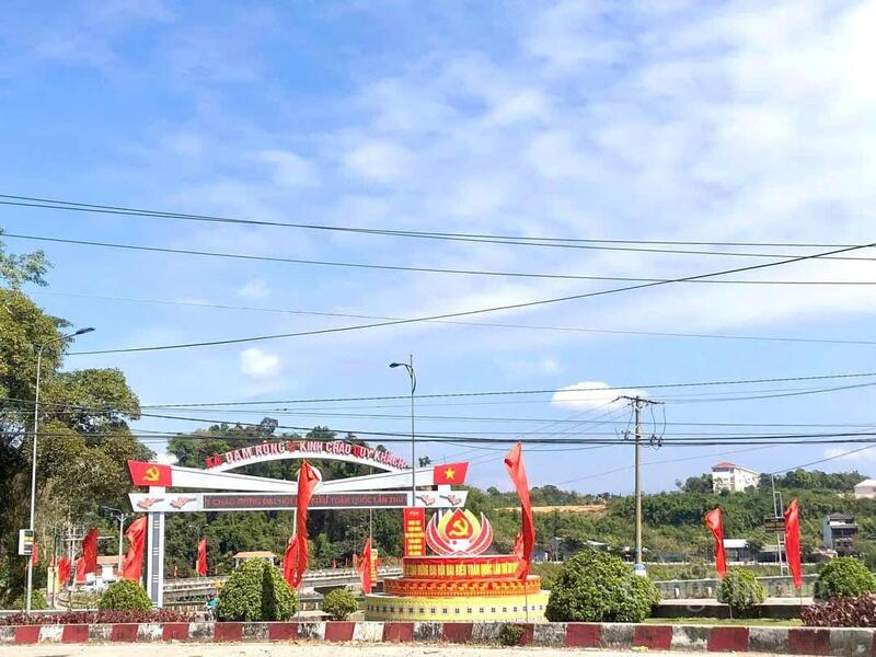 Hướng về Đại hội đại biểu toàn quốc lần thứ XIV của Đảng, các cơ quan, đơn vị trên địa bàn tỉnh Lâm Đồng đã treo cờ, hoa, khẩu hiệu để tuyên truyền đến cho người dân. Ảnh: Lê Sơn