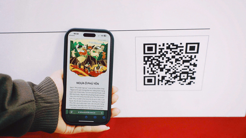 Thông qua thao tác quét QR, câu chuyện và giá trị văn hóa ẩn sau mỗi bức tranh được giới thiệu, giúp người xem hiểu rõ hơn về hình tượng và thông điệp của tác phẩm.