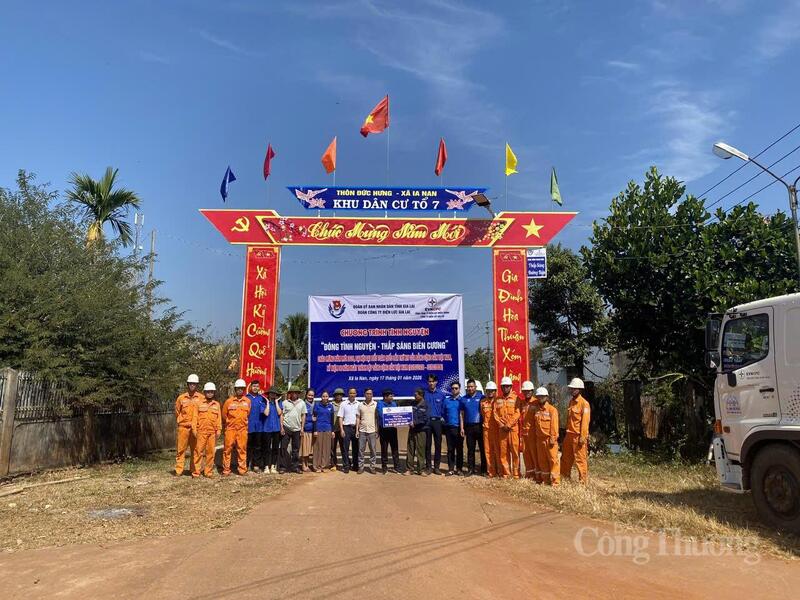 Đoàn thanh niên Đội quản lý điện Đức Cơ cùng Đoàn thanh niên Công ty Điện lực Gia Lai chụp ảnh lưu niệm cùng người dân tại tuyến đường được lắp hệ thống chiếu sáng. Ảnh: Thảo Hiền