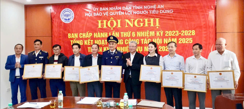 Các tập thể, cá nhân của Hội Bảo vệ quyền lợi người tiêu dùng Nghệ An nhận Bằng khen của Hội Bảo vệ quyền lợi người tiêu dùng Việt Nam. Ảnh: Phú Hương