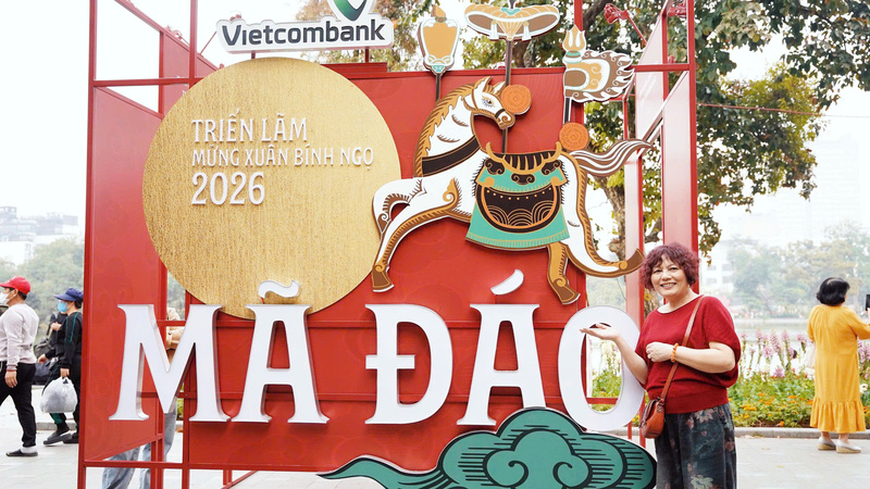 Người dân đến tham quan và chụp hình lưu niệm tại triển lãm. Ảnh: Diệu Linh