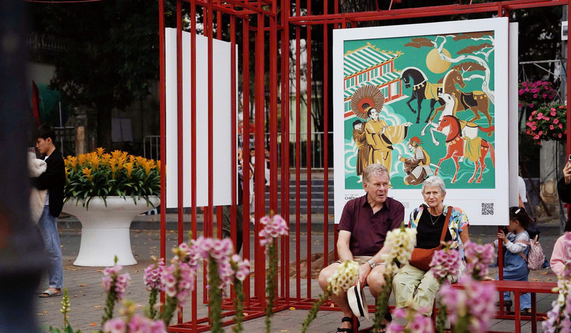 Triển lãm thu hút đông đảo du khách đến tham quan, chụp hình. Ảnh: Diệu Linh