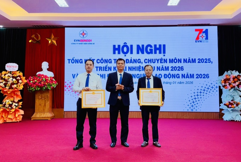 Ông Đỗ Trung Kiên trao Giấy khen của Đảng bộ Công ty cho 02 Chi bộ hoàn thành xuất sắc nhiệm vụ năm 2025